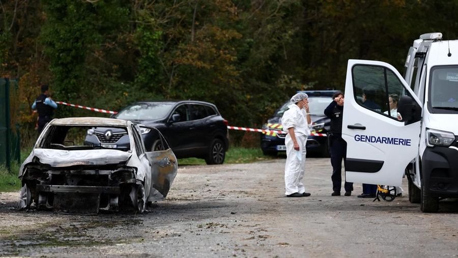 Polisi Prancis memeriksa mobil terbakar yang digunakan oleh pengemudi yang menabrak pejalan kaki dan pengendara sepeda di dekat Saint-Pierre-d'Oleron di pulau wisata Prancis Ile d'Oleron, di lepas pantai Atlantik, Prancis, 5 November 2025. (REUTERS/Stephane Mahe)