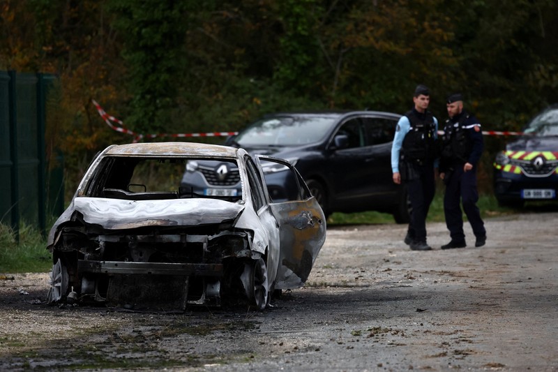 Polisi Prancis memeriksa mobil terbakar yang digunakan oleh pengemudi yang menabrak pejalan kaki dan pengendara sepeda di dekat Saint-Pierre-d'Oleron di pulau wisata Prancis Ile d'Oleron, di lepas pantai Atlantik, Prancis, 5 November 2025. (REUTERS/Stephane Mahe)