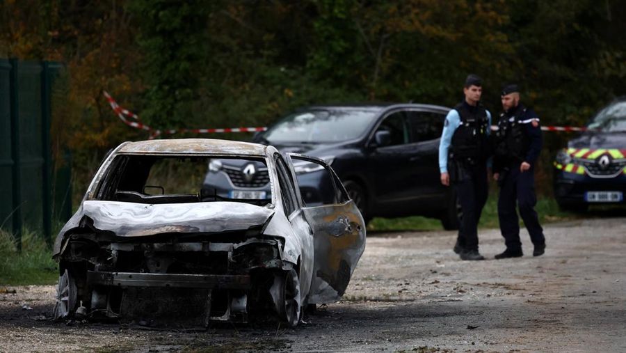 Polisi Prancis memeriksa mobil terbakar yang digunakan oleh pengemudi yang menabrak pejalan kaki dan pengendara sepeda di dekat Saint-Pierre-d'Oleron di pulau wisata Prancis Ile d'Oleron, di lepas pantai Atlantik, Prancis, 5 November 2025. (REUTERS/Stephane Mahe)