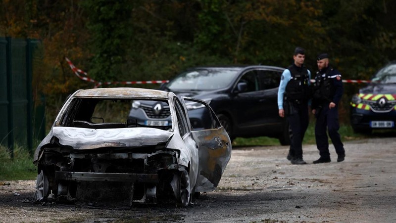 Polisi Prancis memeriksa mobil terbakar yang digunakan oleh pengemudi yang menabrak pejalan kaki dan pengendara sepeda di dekat Saint-Pierre-d'Oleron di pulau wisata Prancis Ile d'Oleron, di lepas pantai Atlantik, Prancis, 5 November 2025. (REUTERS/Stephane Mahe)