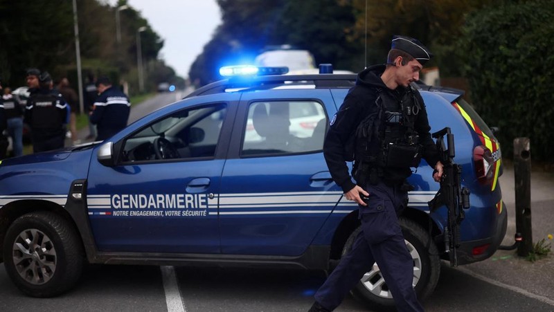 Polisi Prancis memeriksa mobil terbakar yang digunakan oleh pengemudi yang menabrak pejalan kaki dan pengendara sepeda di dekat Saint-Pierre-d'Oleron di pulau wisata Prancis Ile d'Oleron, di lepas pantai Atlantik, Prancis, 5 November 2025. (REUTERS/Stephane Mahe)