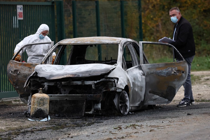 Polisi Prancis memeriksa mobil terbakar yang digunakan oleh pengemudi yang menabrak pejalan kaki dan pengendara sepeda di dekat Saint-Pierre-d'Oleron di pulau wisata Prancis Ile d'Oleron, di lepas pantai Atlantik, Prancis, 5 November 2025. (REUTERS/Stephane Mahe)