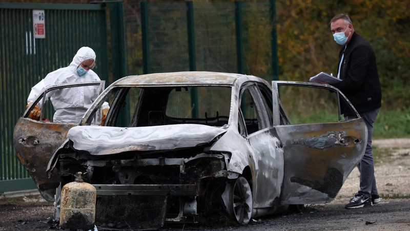 Polisi Prancis memeriksa mobil terbakar yang digunakan oleh pengemudi yang menabrak pejalan kaki dan pengendara sepeda di dekat Saint-Pierre-d'Oleron di pulau wisata Prancis Ile d'Oleron, di lepas pantai Atlantik, Prancis, 5 November 2025. (REUTERS/Stephane Mahe)