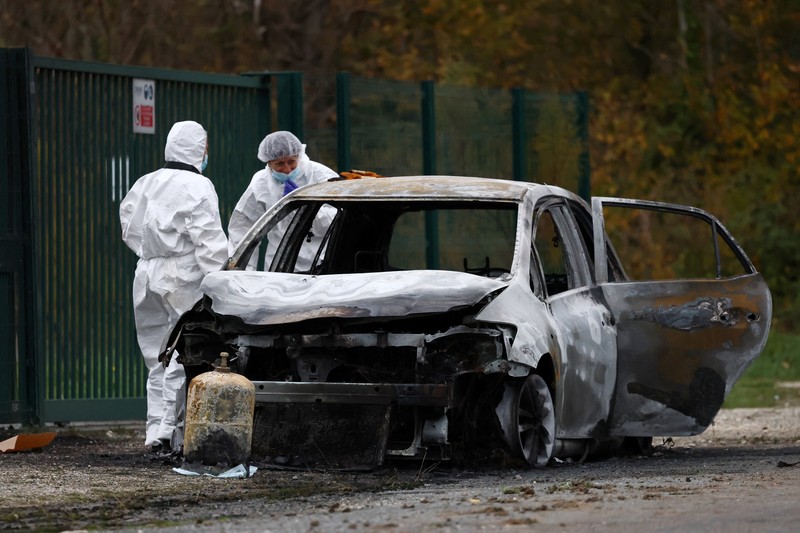 Polisi Prancis memeriksa mobil terbakar yang digunakan oleh pengemudi yang menabrak pejalan kaki dan pengendara sepeda di dekat Saint-Pierre-d'Oleron di pulau wisata Prancis Ile d'Oleron, di lepas pantai Atlantik, Prancis, 5 November 2025. (REUTERS/Stephane Mahe)