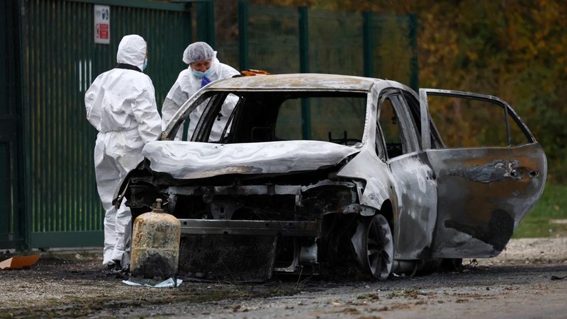 Polisi Prancis memeriksa mobil terbakar yang digunakan oleh pengemudi yang menabrak pejalan kaki dan pengendara sepeda di dekat Saint-Pierre-d'Oleron di pulau wisata Prancis Ile d'Oleron, di lepas pantai Atlantik, Prancis, 5 November 2025. (REUTERS/Stephane Mahe)