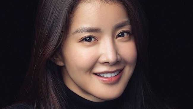 Aktris Lee Si-young Melahirkan Anak dari Embrio sebelum Cerai