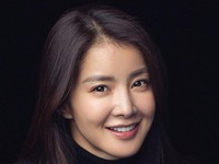 Aktris Lee Si-young Melahirkan Anak dari Embrio sebelum Cerai