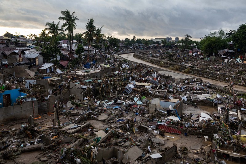 Puing-puing kerusakan akibat Topan Kalmaegi menutupi tanah di Talisay, Cebu, Filipina, 5 November 2025. (REUTERS/Eloisa Lopez)