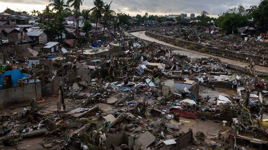 Puing-puing kerusakan akibat Topan Kalmaegi menutupi tanah di Talisay, Cebu, Filipina, 5 November 2025. (REUTERS/Eloisa Lopez)