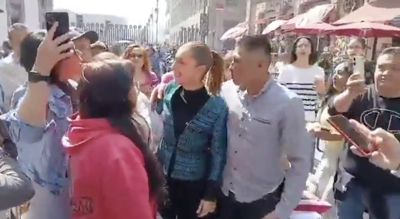 Sebuah video beredar di sosial media ketika Presiden Meksiko Claudia Sheinbaum dilecehkan saat sedang dikelilingi warga sekitar yang menyapanya. Seorang pria kemudian datang dari arah belakang dan langsung merangkul serta menyentuh payudara sang Presiden. Pria itu juga mencoba mencium Sheinbaum di hadapan warga yang berkerumun. (X/@whatsrightsam)