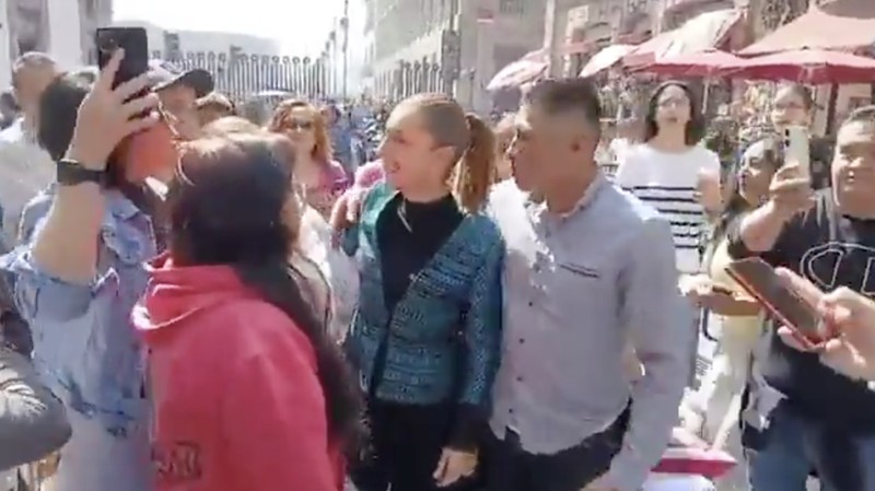 Sebuah video beredar di sosial media ketika Presiden Meksiko Claudia Sheinbaum dilecehkan saat sedang dikelilingi warga sekitar yang menyapanya. Seorang pria kemudian datang dari arah belakang dan langsung merangkul serta menyentuh payudara sang Presiden. Pria itu juga mencoba mencium Sheinbaum di hadapan warga yang berkerumun. (X/@whatsrightsam)