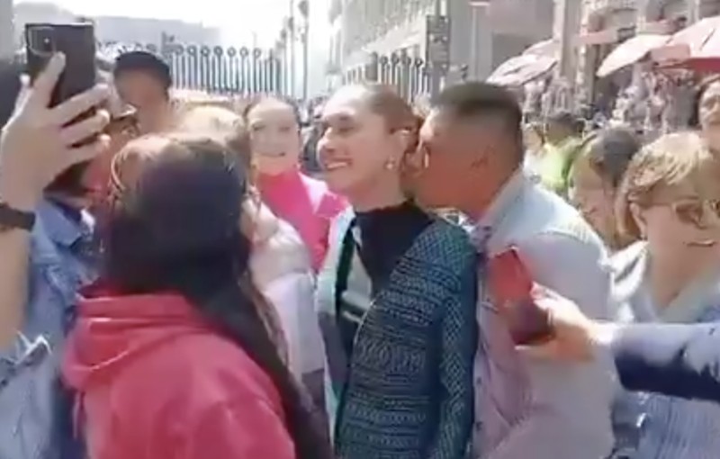 Sebuah video beredar di sosial media ketika Presiden Meksiko Claudia Sheinbaum dilecehkan saat sedang dikelilingi warga sekitar yang menyapanya. Seorang pria kemudian datang dari arah belakang dan langsung merangkul serta menyentuh payudara sang Presiden. Pria itu juga mencoba mencium Sheinbaum di hadapan warga yang berkerumun. (X/@whatsrightsam)