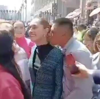 Potret Presiden Kena Pelecehan Seksual, Dicium-Sentuh Dada Depan Umum