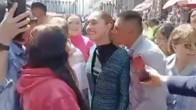 Potret Presiden Kena Pelecehan Seksual, Dicium-Sentuh Dada Depan Umum