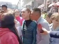 Potret Presiden Kena Pelecehan Seksual, Dicium-Sentuh Dada Depan Umum