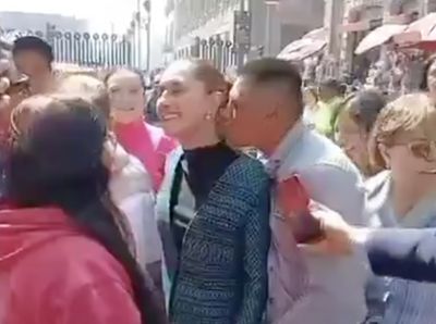 Potret Presiden Kena Pelecehan Seksual, Dicium-Sentuh Dada Depan Umum