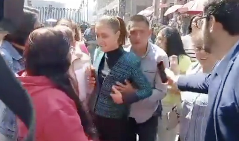 Sebuah video beredar di sosial media ketika Presiden Meksiko Claudia Sheinbaum dilecehkan saat sedang dikelilingi warga sekitar yang menyapanya. Seorang pria kemudian datang dari arah belakang dan langsung merangkul serta menyentuh payudara sang Presiden. Pria itu juga mencoba mencium Sheinbaum di hadapan warga yang berkerumun. (X/@whatsrightsam)