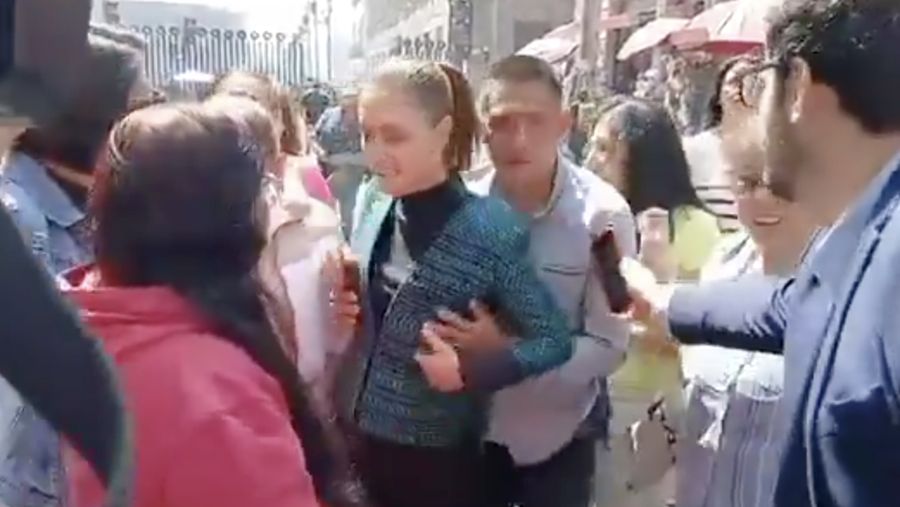Sebuah video beredar di sosial media ketika Presiden Meksiko Claudia Sheinbaum dilecehkan saat sedang dikelilingi warga sekitar yang menyapanya. Seorang pria kemudian datang dari arah belakang dan langsung merangkul serta menyentuh payudara sang Presiden. Pria itu juga mencoba mencium Sheinbaum di hadapan warga yang berkerumun. (X/@whatsrightsam)