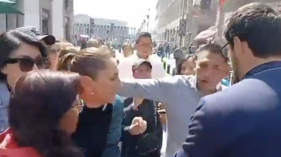 Sebuah video beredar di sosial media ketika Presiden Meksiko Claudia Sheinbaum dilecehkan saat sedang dikelilingi warga sekitar yang menyapanya. Seorang pria kemudian datang dari arah belakang dan langsung merangkul serta menyentuh payudara sang Presiden. Pria itu juga mencoba mencium Sheinbaum di hadapan warga yang berkerumun. (X/@whatsrightsam)