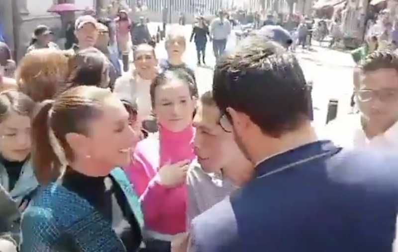 Sebuah video beredar di sosial media ketika Presiden Meksiko Claudia Sheinbaum dilecehkan saat sedang dikelilingi warga sekitar yang menyapanya. Seorang pria kemudian datang dari arah belakang dan langsung merangkul serta menyentuh payudara sang Presiden. Pria itu juga mencoba mencium Sheinbaum di hadapan warga yang berkerumun. (X/@whatsrightsam)