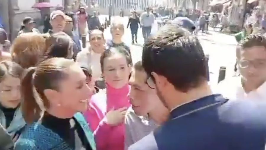 Sebuah video beredar di sosial media ketika Presiden Meksiko Claudia Sheinbaum dilecehkan saat sedang dikelilingi warga sekitar yang menyapanya. Seorang pria kemudian datang dari arah belakang dan langsung merangkul serta menyentuh payudara sang Presiden. Pria itu juga mencoba mencium Sheinbaum di hadapan warga yang berkerumun. (X/@whatsrightsam)