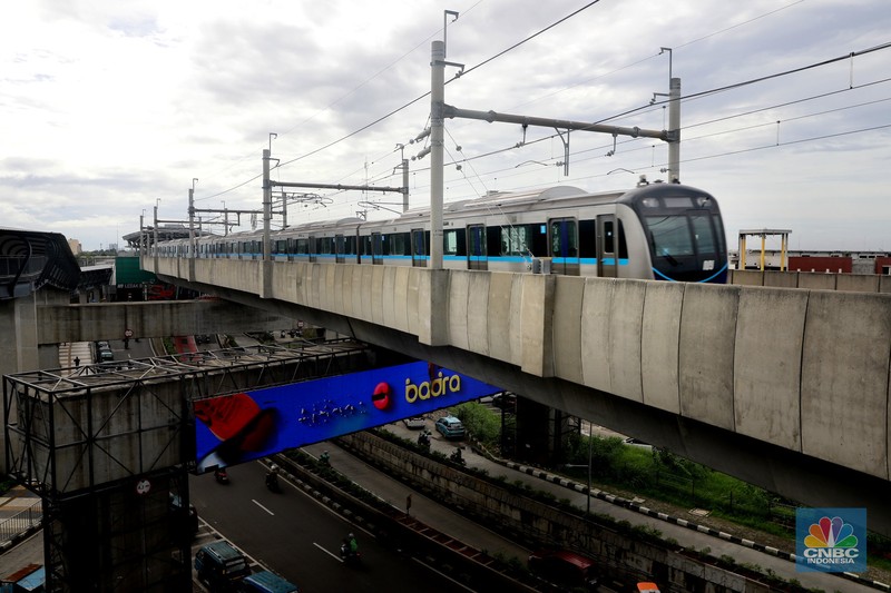 Sejumlah penumpang menaikin kereta MRT jurusan Lebak Bulus - Bundaran HI, Jakarta, Kamis, (6/11/2025). (CNBC Indonesia/Muhammad Sabki)