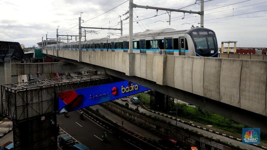 Sejumlah penumpang menaikin kereta MRT jurusan Lebak Bulus - Bundaran HI, Jakarta, Kamis, (6/11/2025). (CNBC Indonesia/Muhammad Sabki)