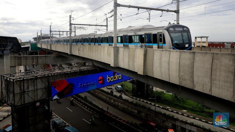 Sejumlah penumpang menaikin kereta MRT jurusan Lebak Bulus - Bundaran HI, Jakarta, Kamis, (6/11/2025). (CNBC Indonesia/Muhammad Sabki)