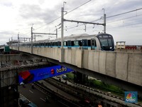 Sejumlah penumpang menaikin kereta MRT jurusan Lebak Bulus - Bundaran HI, Jakarta, Kamis, (6/11/2025). (CNBC Indonesia/Muhammad Sabki)