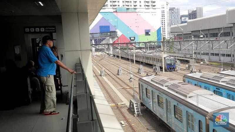 Sejumlah penumpang menaikin kereta MRT jurusan Lebak Bulus - Bundaran HI, Jakarta, Kamis, (6/11/2025). (CNBC Indonesia/Muhammad Sabki)