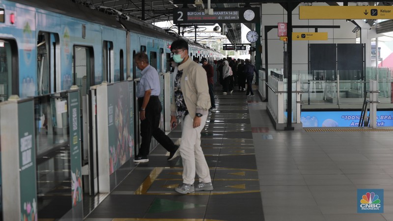 Sejumlah penumpang menaikin kereta MRT jurusan Lebak Bulus - Bundaran HI, Jakarta, Kamis, (6/11/2025). (CNBC Indonesia/Muhammad Sabki)