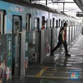 Sejumlah penumpang menaikin kereta MRT jurusan Lebak Bulus - Bundaran HI, Jakarta, Kamis, (6/11/2025). (CNBC Indonesia/Muhammad Sabki)