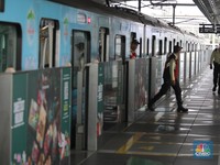 Sejumlah penumpang menaikin kereta MRT jurusan Lebak Bulus - Bundaran HI, Jakarta, Kamis, (6/11/2025). (CNBC Indonesia/Muhammad Sabki)