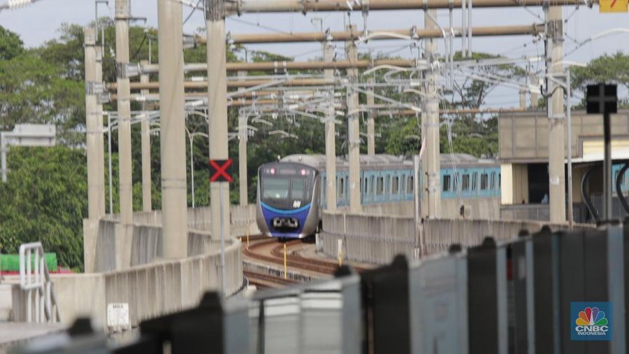 Sejumlah penumpang menaikin kereta MRT jurusan Lebak Bulus - Bundaran HI, Jakarta, Kamis, (6/11/2025). (CNBC Indonesia/Muhammad Sabki)