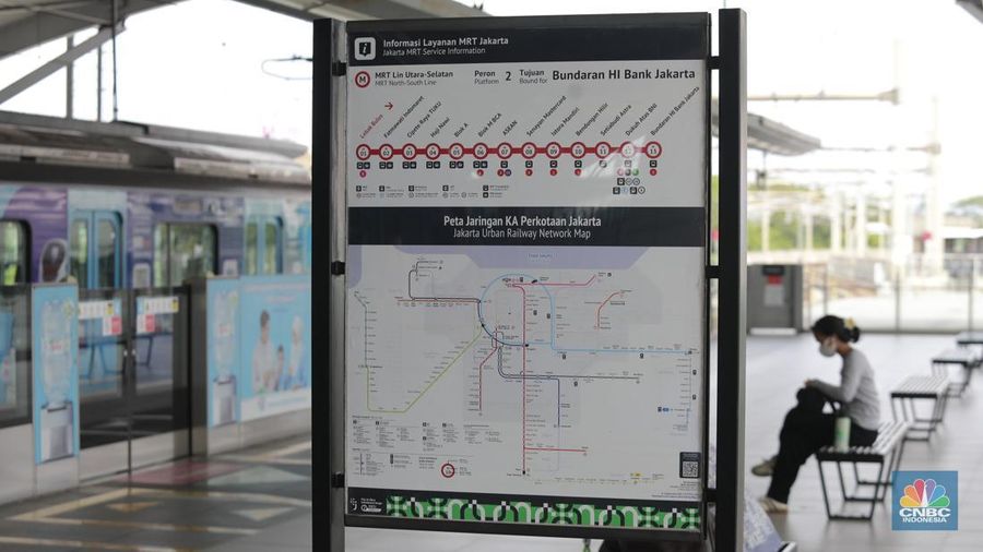 Sejumlah penumpang menaikin kereta MRT jurusan Lebak Bulus - Bundaran HI, Jakarta, Kamis, (6/11/2025). (CNBC Indonesia/Muhammad Sabki)