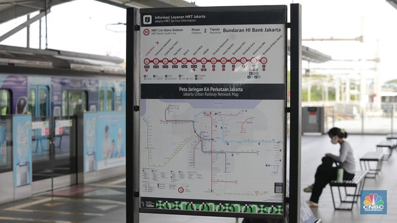 Sejumlah penumpang menaikin kereta MRT jurusan Lebak Bulus - Bundaran HI, Jakarta, Kamis, (6/11/2025). (CNBC Indonesia/Muhammad Sabki)