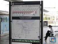 Sejumlah penumpang menaikin kereta MRT jurusan Lebak Bulus - Bundaran HI, Jakarta, Kamis, (6/11/2025). (CNBC Indonesia/Muhammad Sabki)