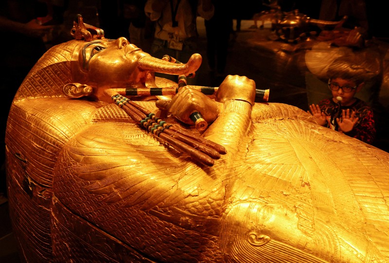 Pengunjung melihat peti mati emas Firaun Mesir kuno Tutankhamun pada hari pertama pengunjung setelah pembukaan resmi Museum Agung Mesir (GEM), dekat kompleks piramida Giza, di Giza, Mesir, 4 November 2025. (REUTERS/Mohamed Abd El Ghany)