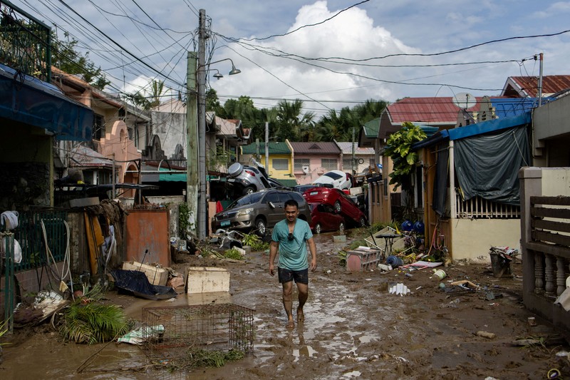 Puing-puing kerusakan akibat Topan Kalmaegi menutupi tanah di Talisay, Cebu, Filipina, 5 November 2025. (REUTERS/Eloisa Lopez)