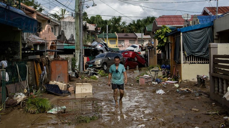 Puing-puing kerusakan akibat Topan Kalmaegi menutupi tanah di Talisay, Cebu, Filipina, 5 November 2025. (REUTERS/Eloisa Lopez)