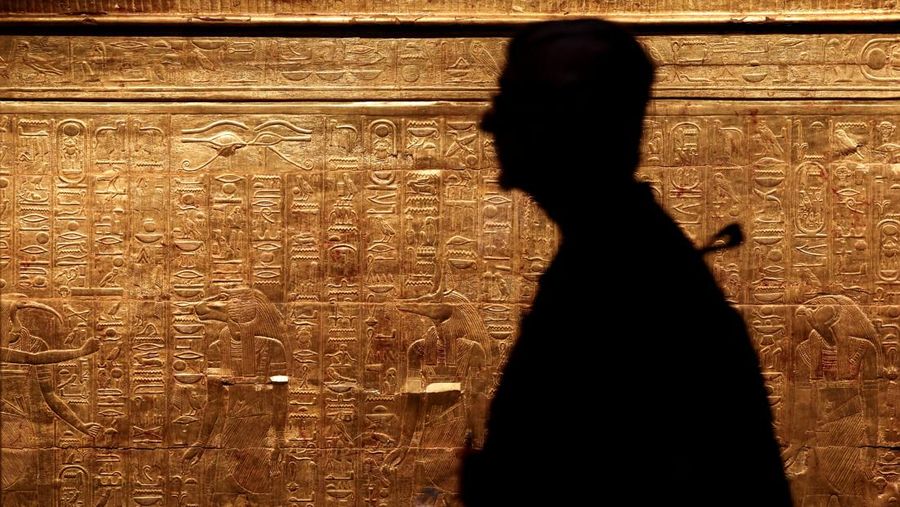 Pengunjung melihat peti mati emas Firaun Mesir kuno Tutankhamun pada hari pertama pengunjung setelah pembukaan resmi Museum Agung Mesir (GEM), dekat kompleks piramida Giza, di Giza, Mesir, 4 November 2025. (REUTERS/Mohamed Abd El Ghany)
