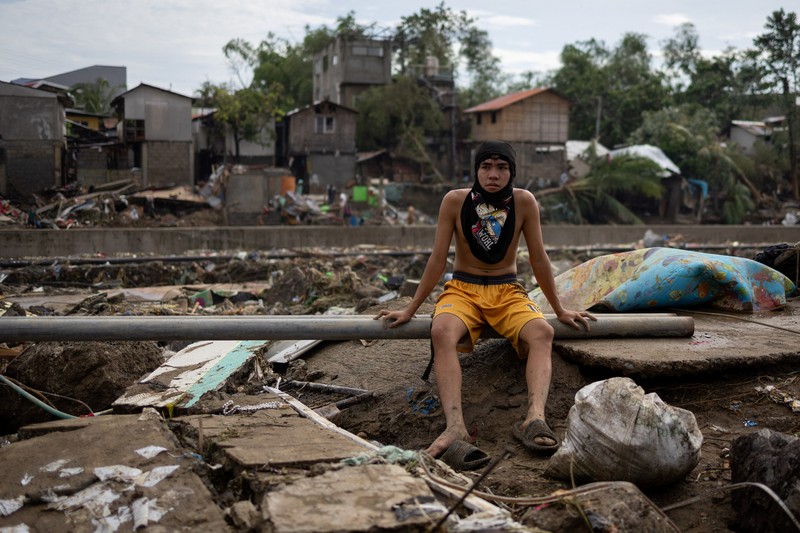 Puing-puing kerusakan akibat Topan Kalmaegi menutupi tanah di Talisay, Cebu, Filipina, 5 November 2025. (REUTERS/Eloisa Lopez)