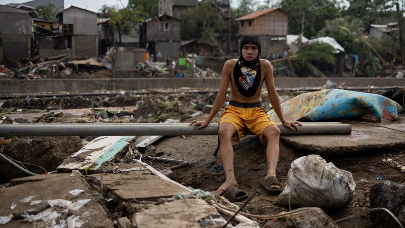 Puing-puing kerusakan akibat Topan Kalmaegi menutupi tanah di Talisay, Cebu, Filipina, 5 November 2025. (REUTERS/Eloisa Lopez)