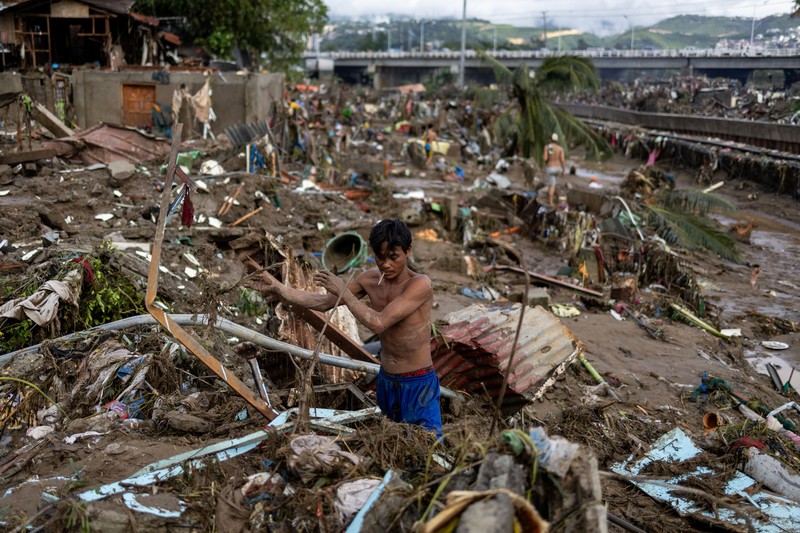 Puing-puing kerusakan akibat Topan Kalmaegi menutupi tanah di Talisay, Cebu, Filipina, 5 November 2025. (REUTERS/Eloisa Lopez)