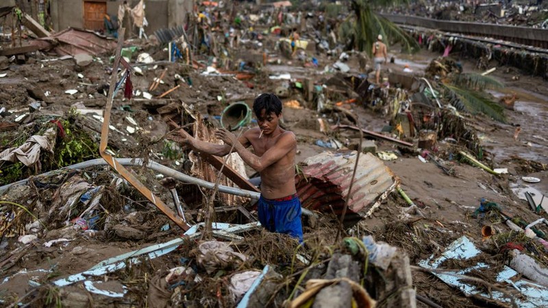 Puing-puing kerusakan akibat Topan Kalmaegi menutupi tanah di Talisay, Cebu, Filipina, 5 November 2025. (REUTERS/Eloisa Lopez)
