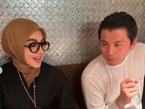 Gaya Syahrini Pakai Kalung Unik Bentuk Tas Mini, Harganya Rp 1,4 Miliar
