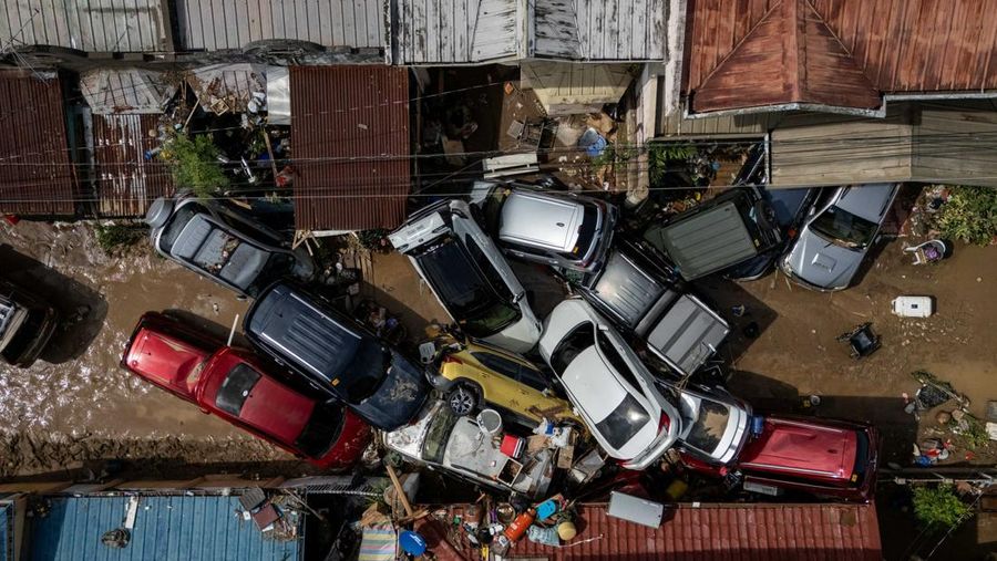 Suasana pasca gempa bumi dahsyat melanda Mandalay di Myanmar, Kamis (3/4/2025). (REUTERS/Stringer)