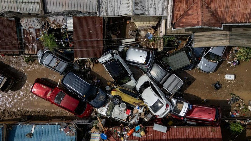 Suasana pasca gempa bumi dahsyat melanda Mandalay di Myanmar, Kamis (3/4/2025). (REUTERS/Stringer)