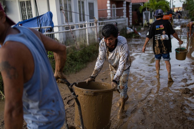 Topan Kalmaegi menerjang wilayah Cebu di Filipina, pada Selasa (4/11) malam. Selain topan, wilayah tersebut juga dilanda hujan deras dan banjir bandang. Rumah warga yang berada di bantaran sungai hancur tersapu derasnya banjir. (REUTERS/Eloisa Lopez)