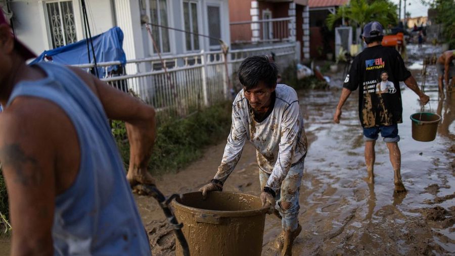 Topan Kalmaegi menerjang wilayah Cebu di Filipina, pada Selasa (4/11) malam. Selain topan, wilayah tersebut juga dilanda hujan deras dan banjir bandang. Rumah warga yang berada di bantaran sungai hancur tersapu derasnya banjir. (REUTERS/Eloisa Lopez)